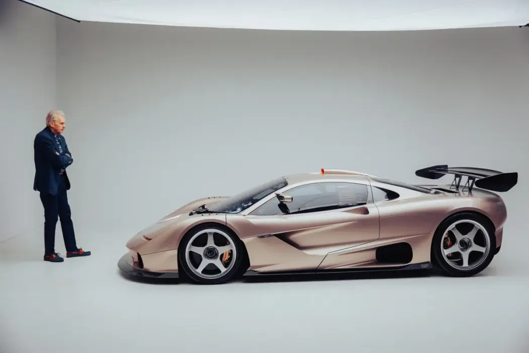 Gordon Murray bên chiếc S1 LM của ông. Hình ảnh: Ivan Ilagan 