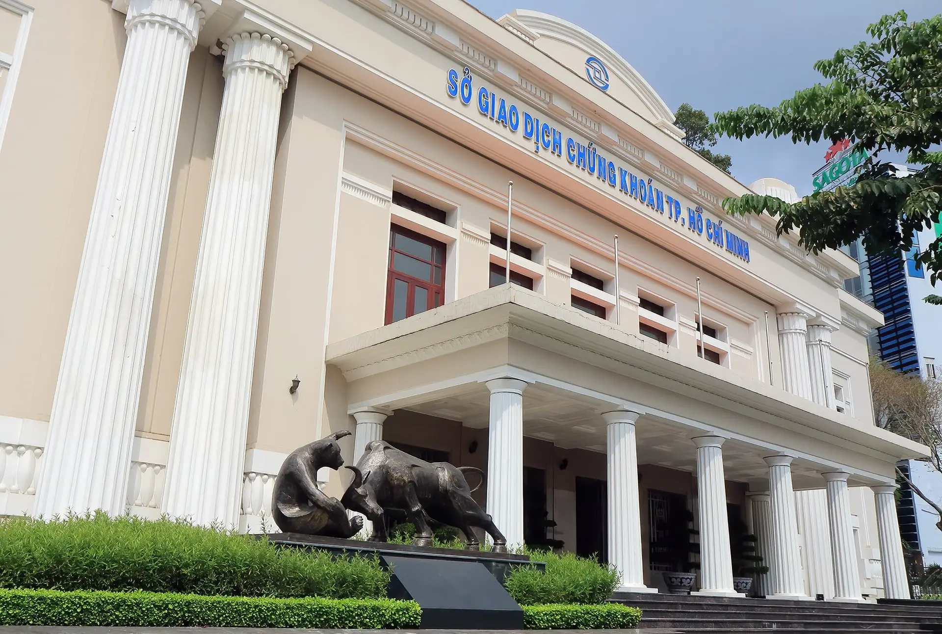 VN-Index ngược dòng khu vực, tăng mạnh trong 6 tháng đầu năm