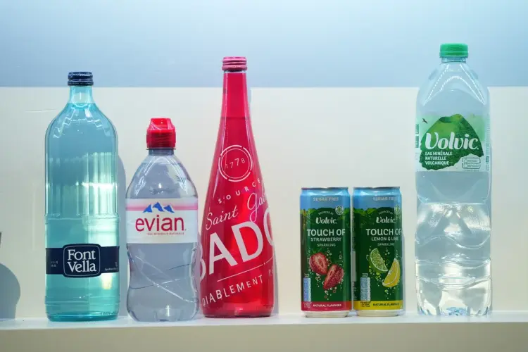 Các chai nước và đồ uống có hương vị, gồm Evian, Volvic và Font Vella.
Hình ảnh: Nathan Laine/Bloomberg
