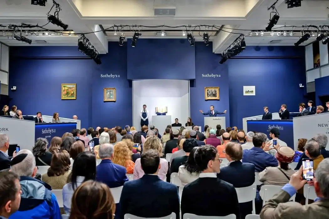 Một cuộc bán đấu giá tại nhà đấu giá Sotheby ở New York. Hình ảnh: Angela Weiss 