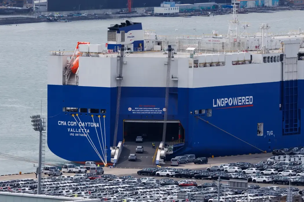 Tàu chuyên chở ô tô tại một cảng ở Ulsan, Hàn Quốc.
Hình ảnh: SeongJoon Cho/Bloomberg 