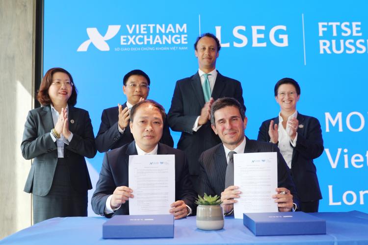 Đoàn công tác của Bộ Tài chính do Bộ trưởng Nguyễn Văn Thắng làm Trưởng đoàn đã có buổi làm việc với Sở Giao dịch Chứng khoán London và Đặc phái viên Thương mại của Chính phủ Anh, nghị sỹ Matt Western. Hình ảnh: TTXVN