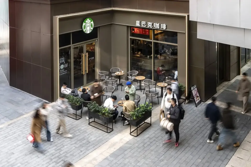 Một cửa hàng Starbucks ở Thượng Hải. Tính đến cuối tháng 3, Starbucks đã có hơn 7.750 cửa hàng tại Trung Quốc. Hình ảnh: Qilai Shen/Bloomberg 