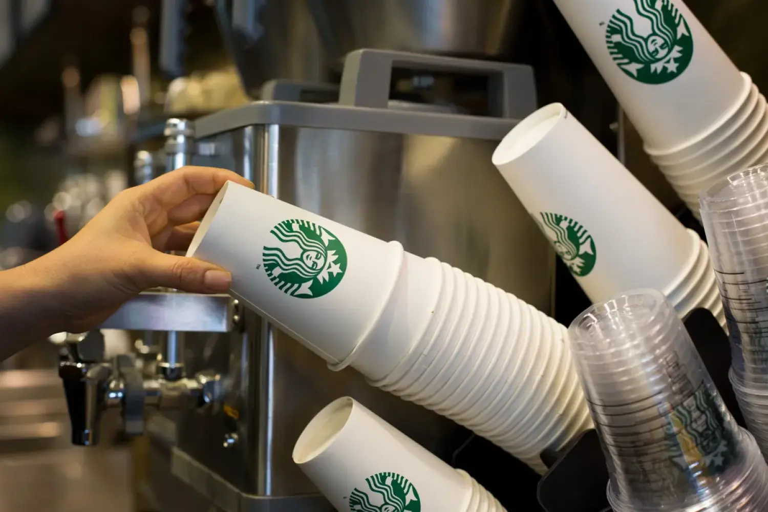 Starbucks Hàn Quốc bị cảnh sát khám xét sau sự kiện "Tank Day"