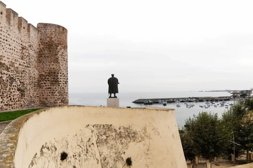 Tượng Vasco da Gama hướng ra cảng Sines. Hình ảnh: Ana Paganini cho Bloomberg Businessweek 