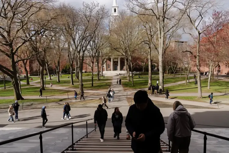 Người đi bộ băng qua Harvard Yard trong khuôn viên Đại học Harvard ở Cambridge, bang Massachusetts, vào ngày 16 tháng 4. Hình ảnh: Bloomberg Mercury