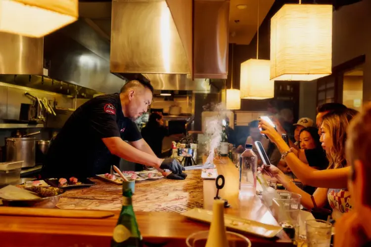 Tại Omakase Kyara Sake Bar ở Las Vegas, bếp trưởng Winston Matsuuchi đang chế biến otoro, phần thịt béo nhất của cá ngừ, trong khuôn khổ bữa tối xẻ thịt cá ngừ. Ảnh: Ryan Young chụp cho Bloomberg Pursuits