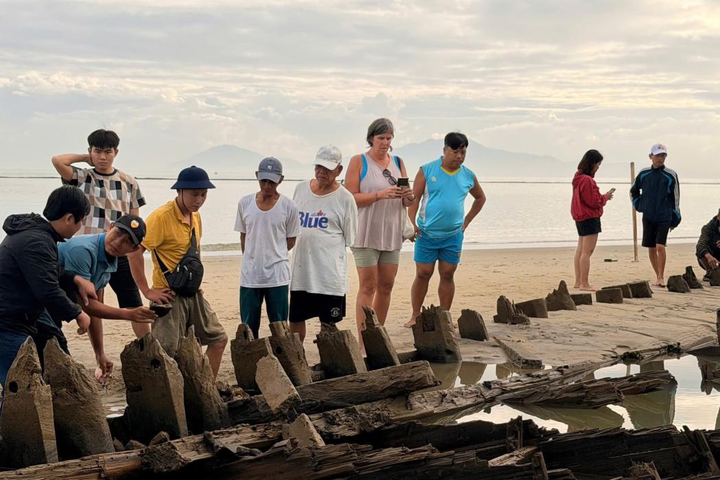 Tàu cổ Hội An trồi lên từ cát biển, gợi lại lịch sử hàng hải vài trăm năm