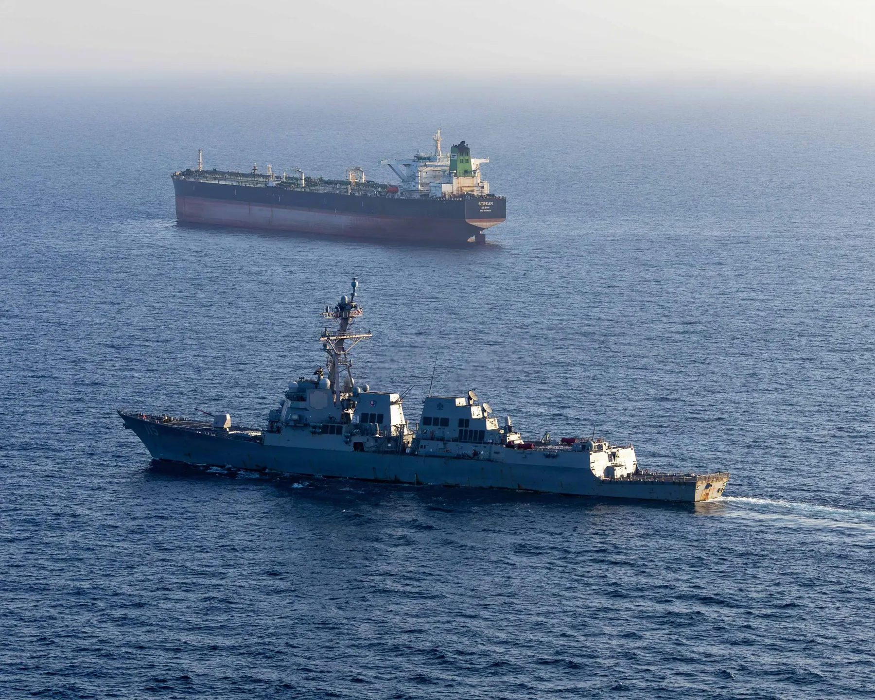 Tàu USS Rafael Peralta trong các hoạt động phong tỏa gần một con tàu treo cờ Iran, ngày 26 tháng 4. Hải quân Mỹ