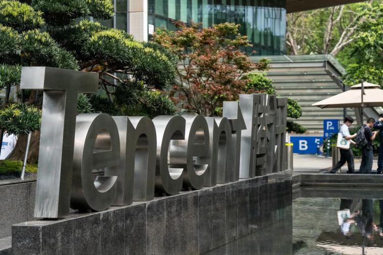 Biển hiệu tại trụ sở Tencent Holdings ở Thâm Quyến. Hình ảnh: Qilai Shen/Bloomberg