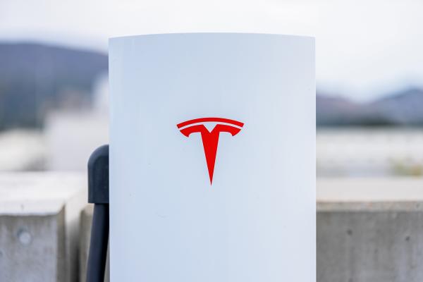 Tesla và Xpeng mở rộng cuộc đua từ xe điện sang AI