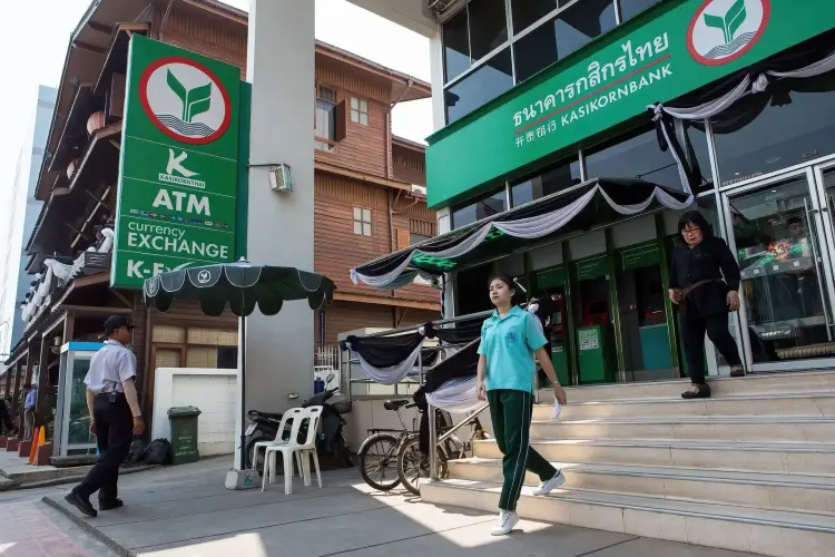 Khách hàng ra khỏi chi nhánh Kasikornbank Pcl ở Nan, tỉnh Nan, Thái Lan. Hình ảnh: Amanda Mustard/Bloomberg