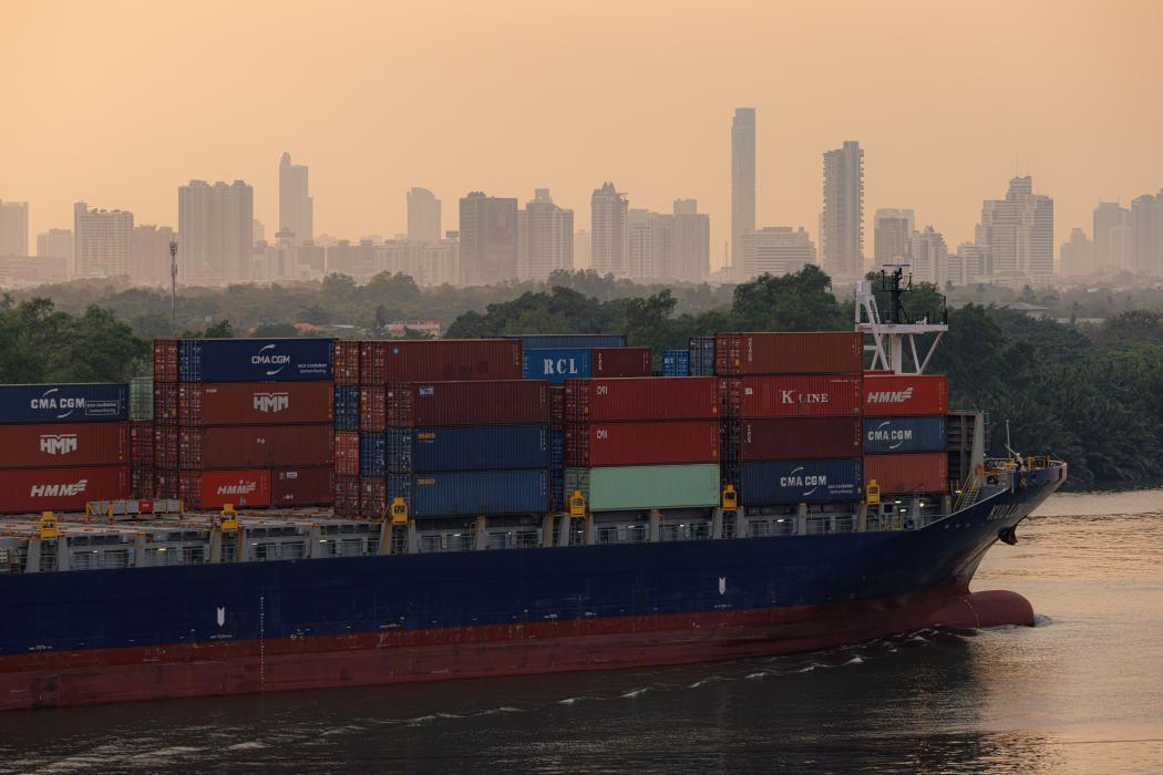 Một con tàu chở hàng container di chuyển trên sông Chao Phraya gần cảng Bangkok ở thủ đô Bangkok, Thái Lan. Hình ảnh: Andre Malerba/Bloomberg