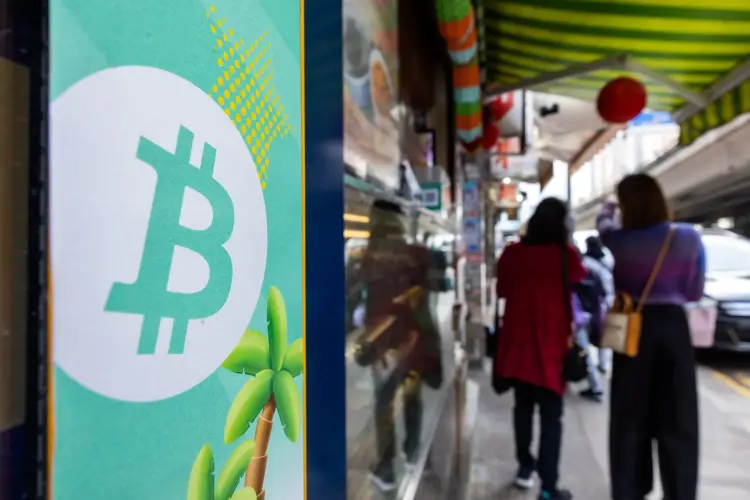 Biểu tượng Bitcoin trên máy ATM tiền điện tử. Hình ảnh: Paul Yeung/Bloomberg