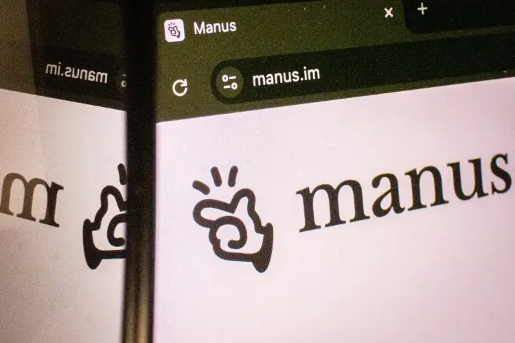 Logo của tác nhân AI Manus. Hình ảnh: Lam Yik/Bloomberg