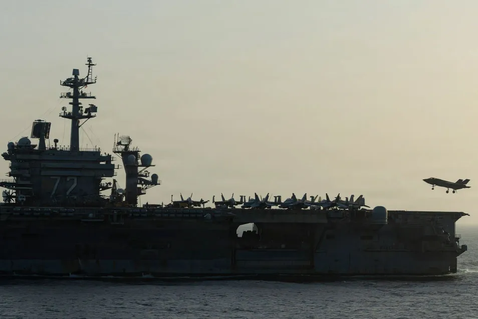 Tàu USS Abraham Lincoln thực hiện các hoạt động phong tỏa ở Biển Ả Rập, vào ngày 16 tháng 4. Nguồn: Hải quân Mỹ