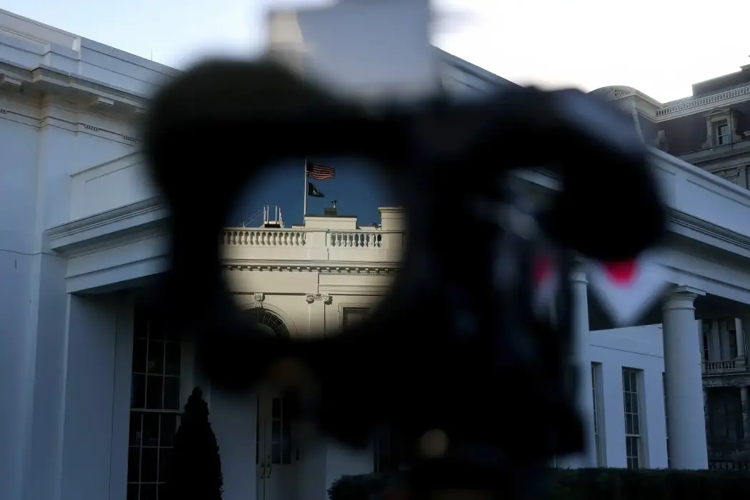 Tổng thống Trump có thể tước giấy phép phát sóng của đài ABC, NBC không? Trump có vi hiến?