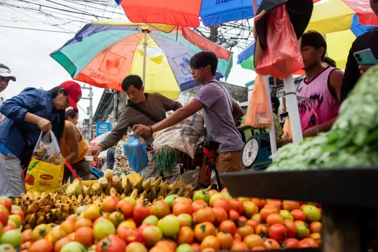 Giai đoạn thử thách với kinh tế Philippines Ảnh: Geric Cruz/Bloomberg