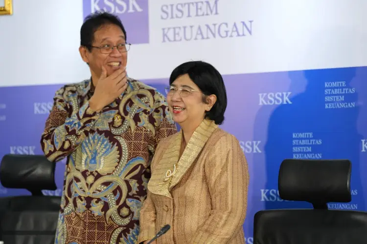 Bộ trưởng  tài chính Purbaya Yudhi Sadewa (trái) và bà Destry Damayanti, quyền thống đốc ngân hàng Trung ương Indonesia Ảnh chụp ngày 3.8 của Dimas Ardian/Bloomberg