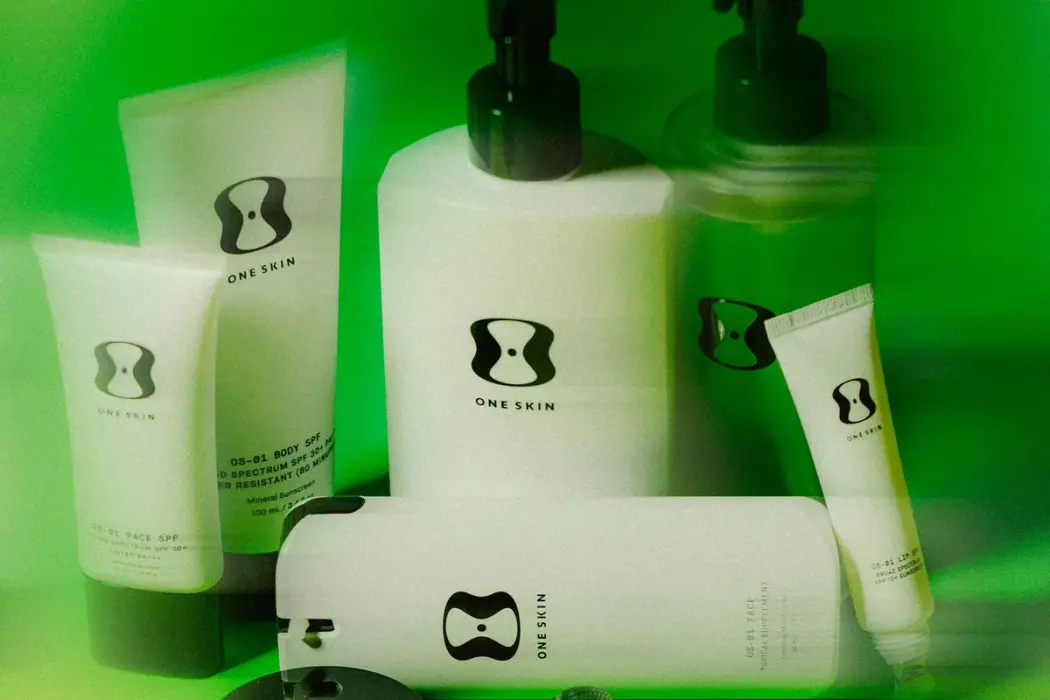 Dòng sản phẩm chăm sóc da của OneSkin sử dụng một thành phần chính là phân tử được thiết kế riêng, nhằm tác động đến hiện tượng được gọi là “lão hóa tế bào”. Hình ảnh: Ryan Duffin cho Bloomberg Businessweek 