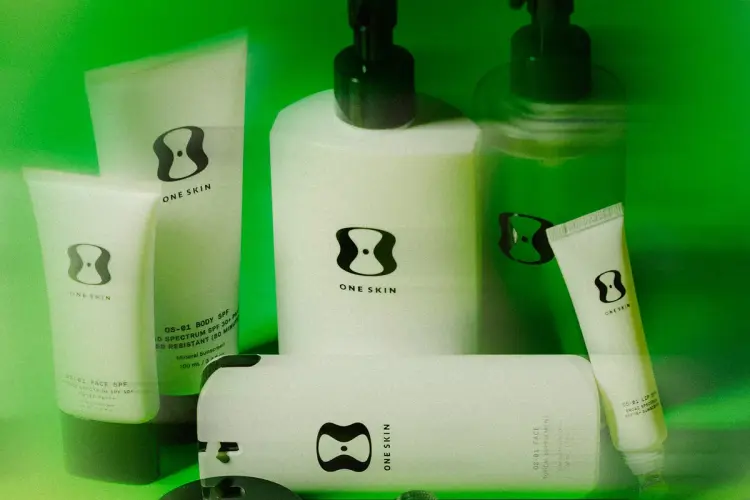 Dòng sản phẩm chăm sóc da của OneSkin sử dụng một thành phần chính là phân tử được thiết kế riêng, nhằm tác động đến hiện tượng được gọi là “lão hóa tế bào”. Hình ảnh: Ryan Duffin cho Bloomberg Businessweek