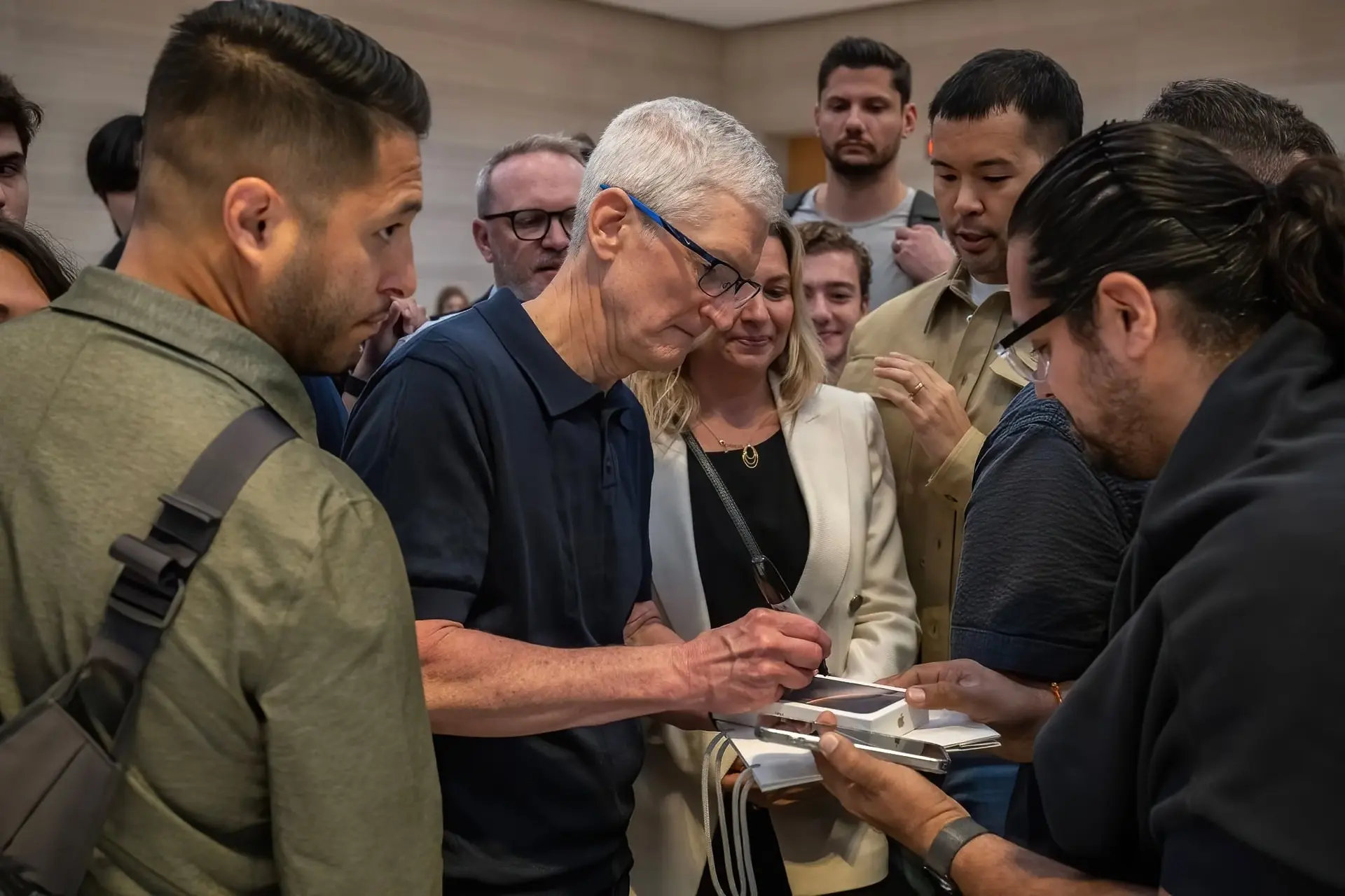 tim-cook_victor-j.-blue