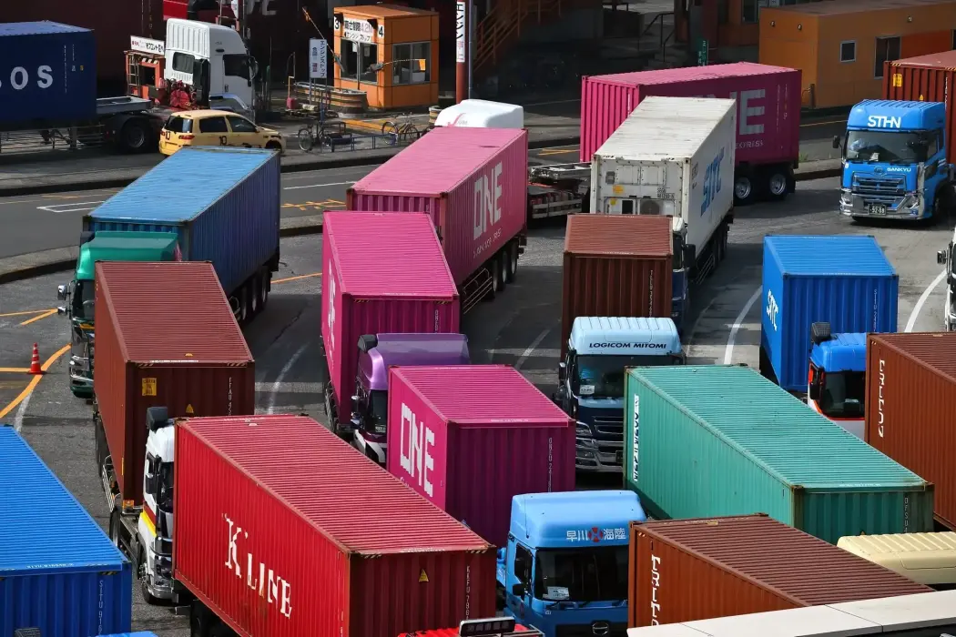 Xe container tại Cảng Oi ở Tokyo, Nhật Bản vào tháng 7. Hình ảnh: Akio Kon/Bloomberg 