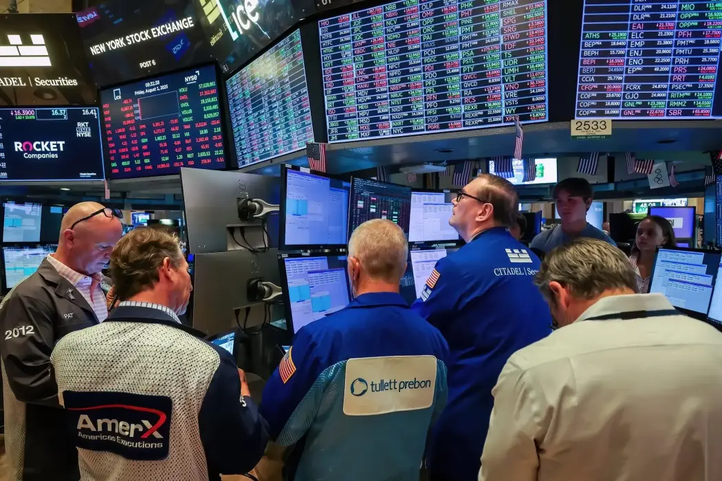 Các nhà giao dịch làm việc trên sàn giao dịch chứng khoán New York (NYSE) tại New York vào ngày 1 tháng 8. Hình ảnh: Michael Nagle/Bloomberg 