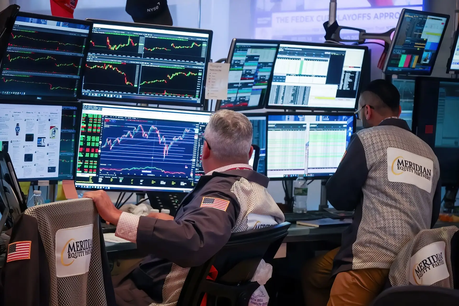 Các nhà giao dịch làm việc trên sàn giao dịch chứng khoán New York. Hình ảnh: Michael Nagle/Bloomberg 