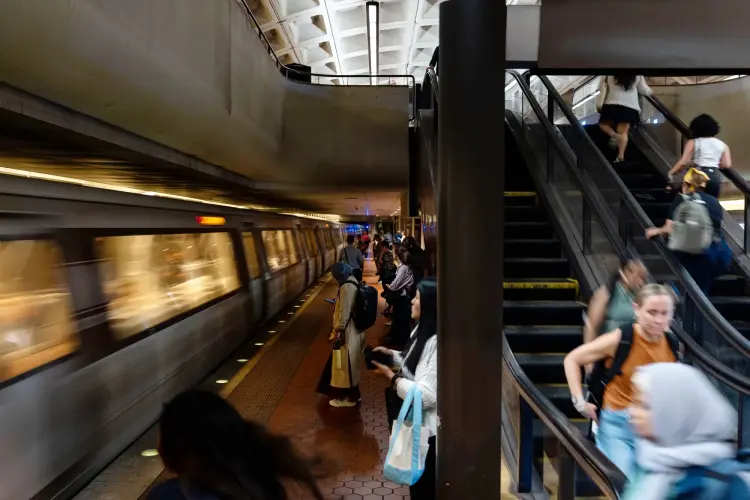 Hành khách chờ tàu tại một ga tàu điện ngầm ở Washington, DC, ngày 23 tháng 9. Hình ảnh: Kent Nishimura/Bloomberg