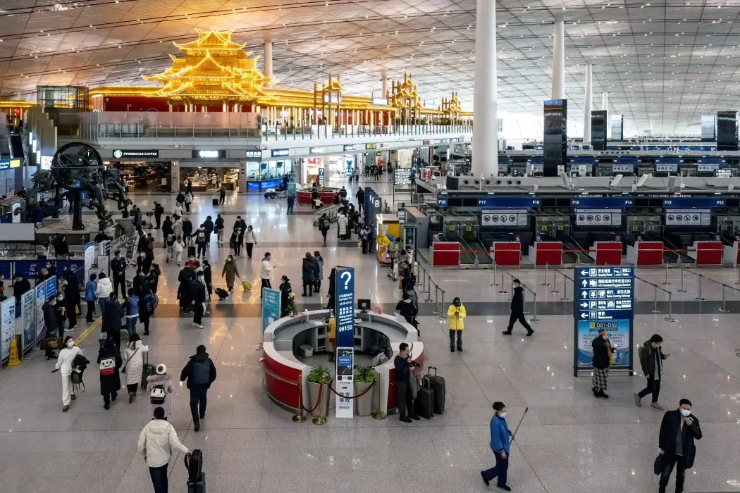 Hành khách tại Sân bay Quốc tế Thủ đô Bắc Kinh. Nguồn: Bloomberg 