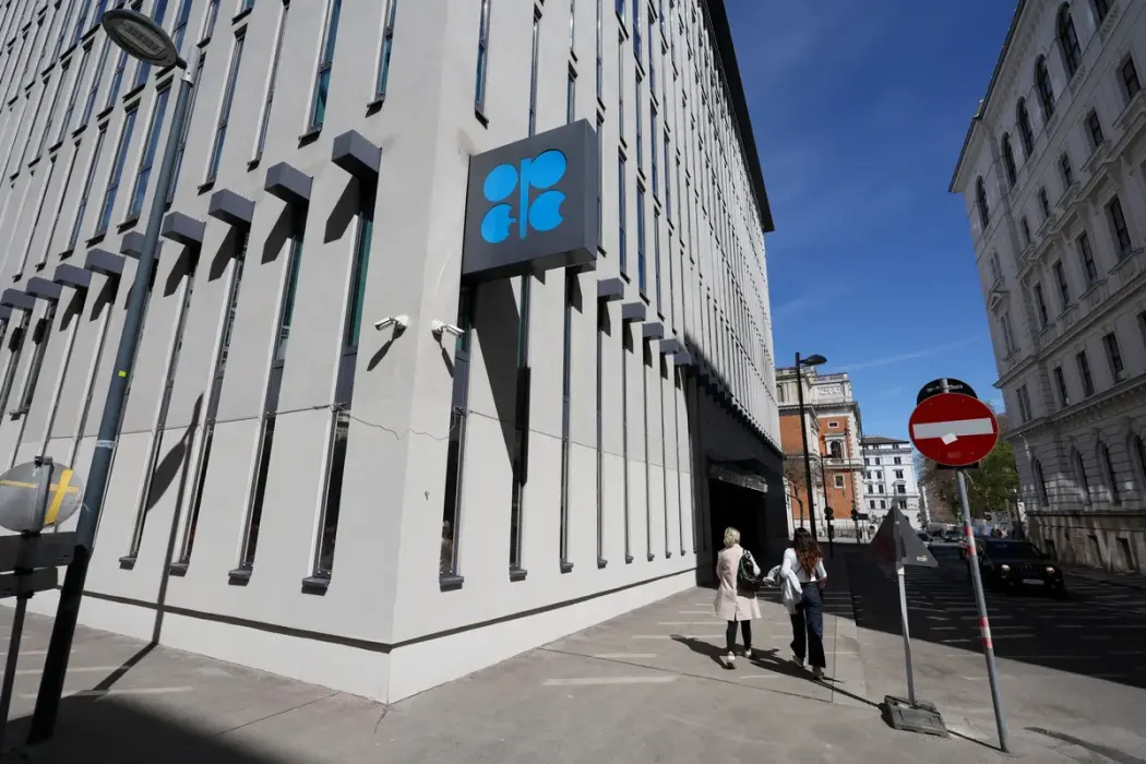OPEC+ giữ nguyên hạn ngạch dầu giữa lúc Hormuz tắc nghẽn
