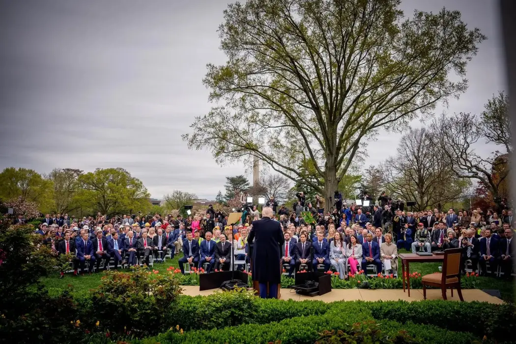 Lãi suất vay tăng, giá xăng cao cùng nợ công kỷ lục cản bước Trump