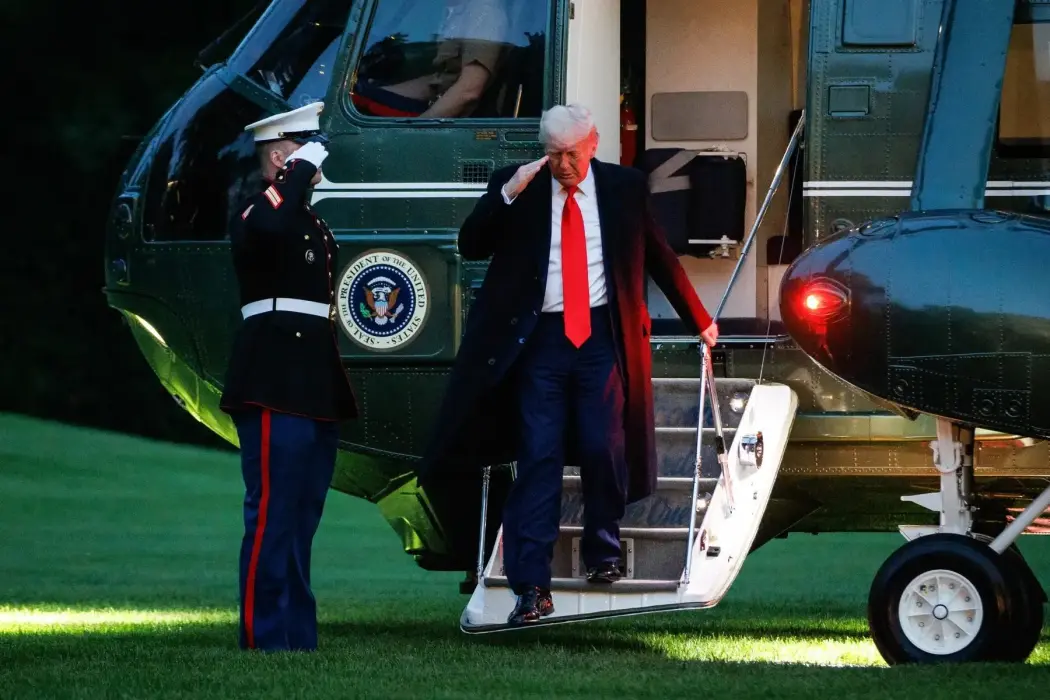 Donald Trump tại bãi cỏ phía nam của Nhà Trắng sau khi đáp xuống từ trực thăng Marine One vào ngày 4 tháng 5. Hình ảnh: Chris Kleponis/CNP/Bloomberg 