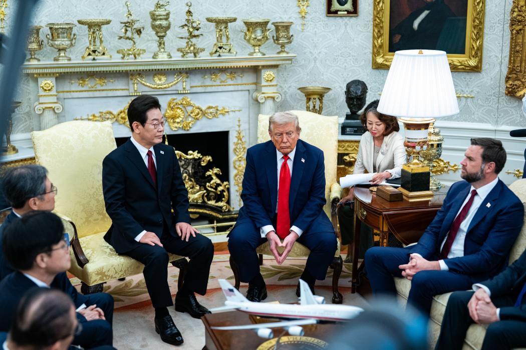 Hình ảnh: Trump tiếp kiến Tổng thống Hàn Quốc Lee Jae-myung tại Nhà Trắng. Hình ảnh: Ai Drago/Bloomberg 