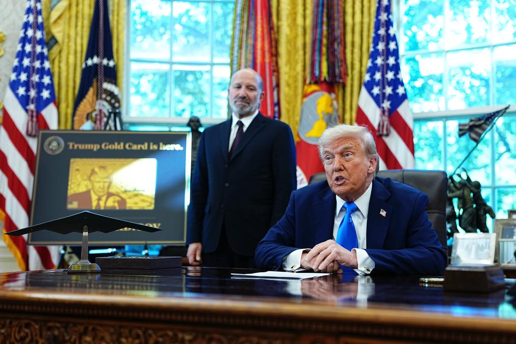 Tổng thống Mỹ Donald Trump phát biểu với báo giới tại Phòng Bầu dục của Nhà Trắng ở Washington, DC, Mỹ, vào thứ Sáu ngày 19 tháng 9 năm 2025. Hình ảnh: Aaron Schwartz/CNP/Bloomberg 