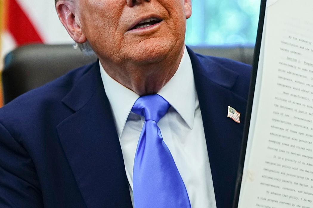 Phí visa H-1B trị giá 100.000 USD của Trump gây lo ngại