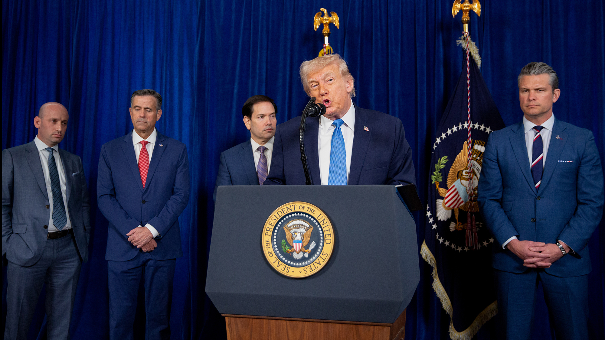 Donald Trump nói Mỹ sẽ "điều hành Venezuela" tạm thời sau Maduro