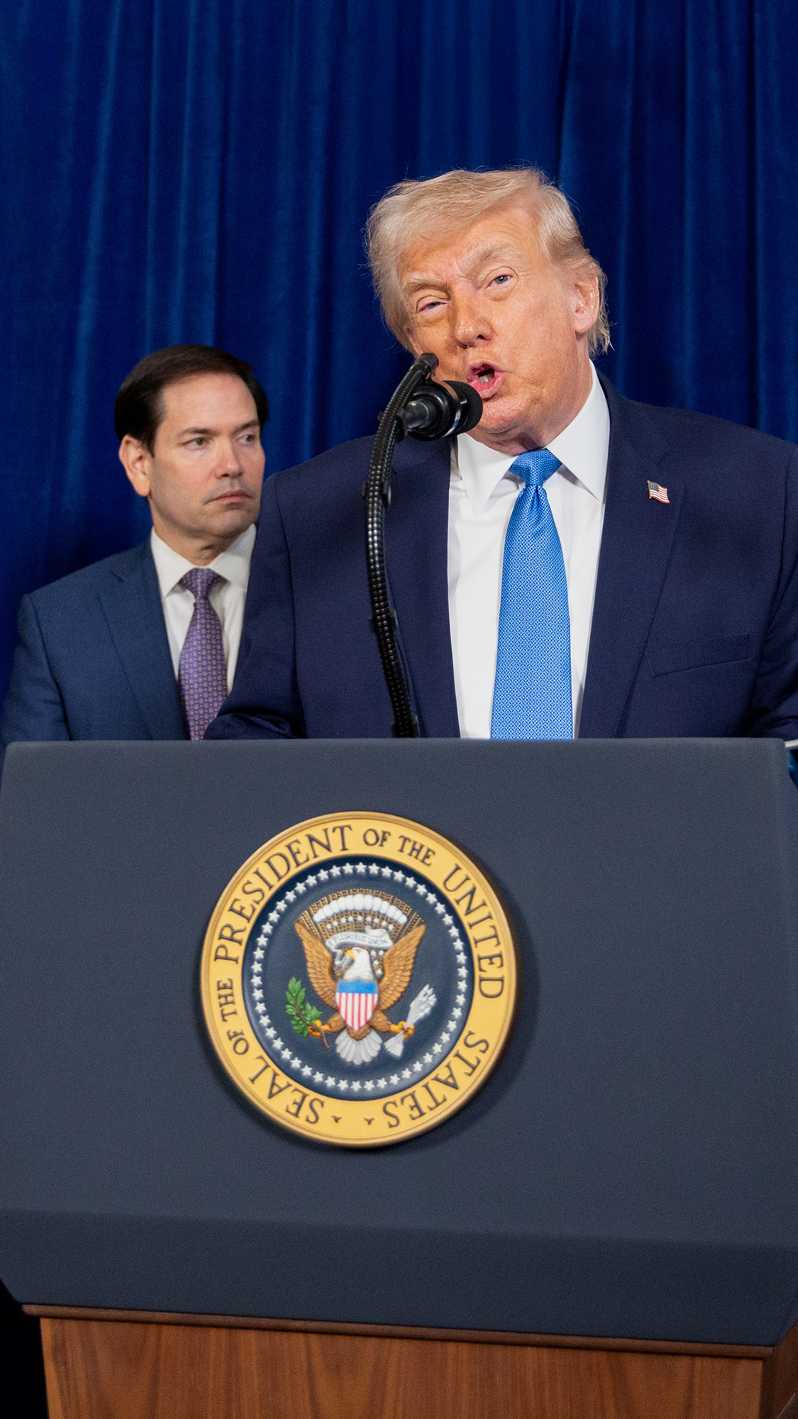 Donald Trump nói Mỹ sẽ "điều hành Venezuela" tạm thời sau Maduro