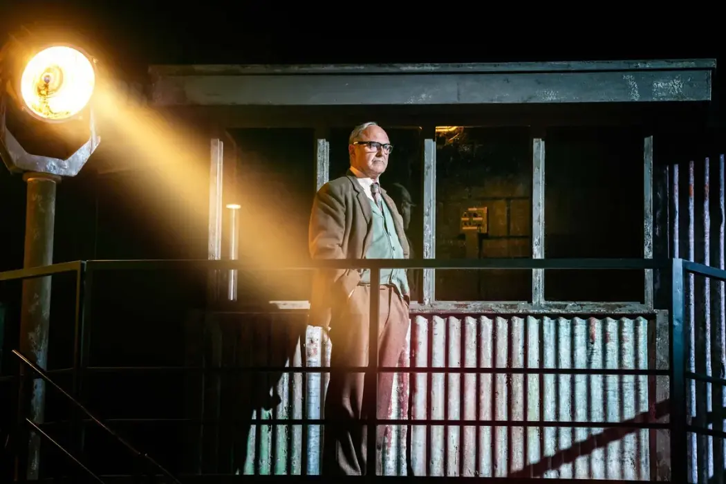 John Ramm vào vai George Smiley trong vở kịch The Spy Who Came in From the Cold do West End sản xuất. Hình ảnh Johan Persson 