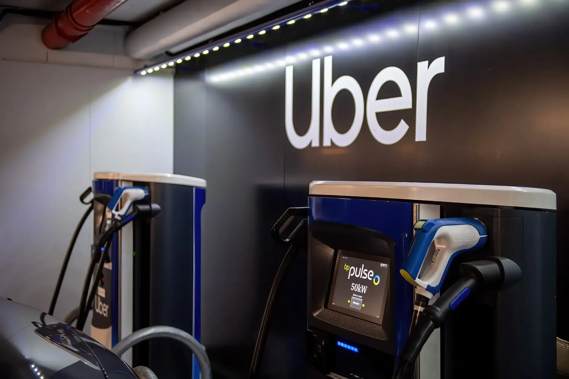 Uber tìm cách giải quyết bài toán sạc điện cho tài xế xe điện