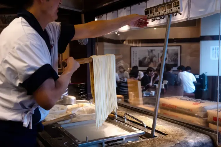 Chuẩn bị mì Udon ở cửa hàng Marugame Seimen, Tokyo Ảnh: Louise Delmotte/Bloomberg
