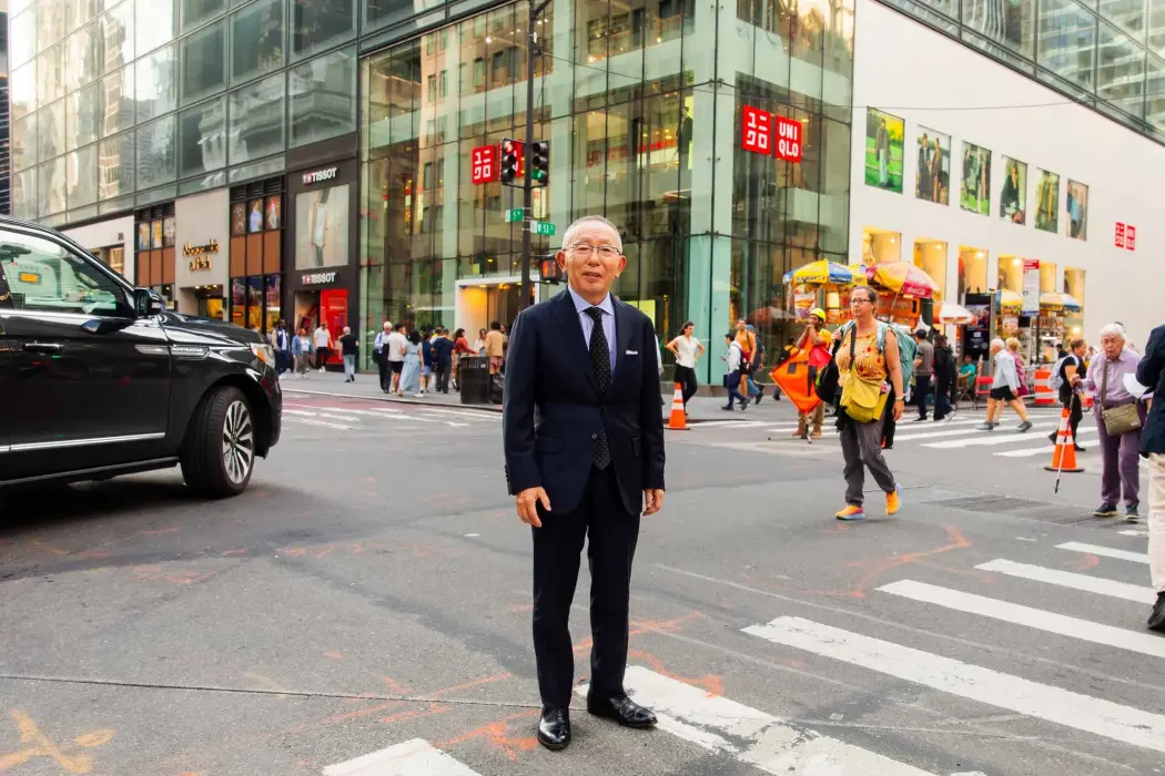 Khi được chụp ảnh tại New York, Yanai không mặc chiếc áo len quen thuộc mà chọn một bộ suit. Hình ảnh: Levi Mandel cho Bloomberg Businessweek 