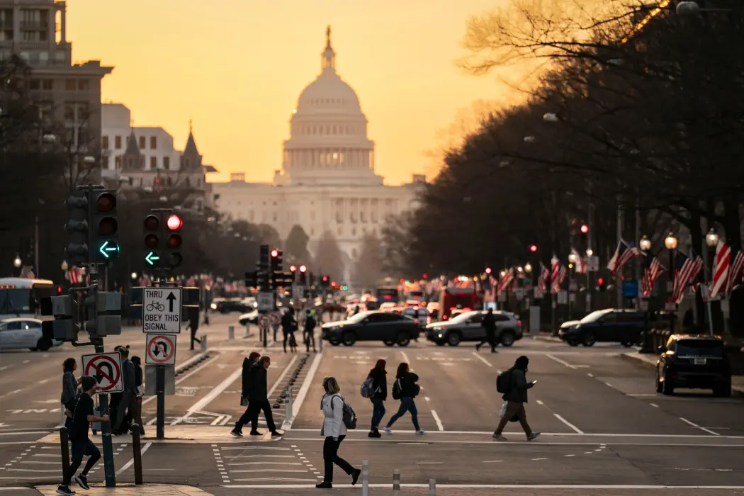 Người đi làm băng qua đại lộ Pennsylvania gần tòa nhà Quốc hội Mỹ ở Washington. Hình ảnh: Al Drago/Bloomberg 