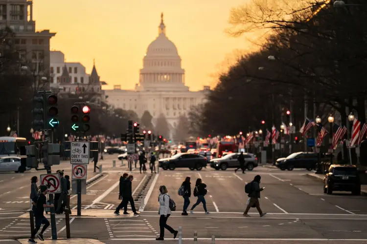Người đi làm băng qua đại lộ Pennsylvania gần tòa nhà Quốc hội Mỹ ở Washington. Hình ảnh: Al Drago/Bloomberg