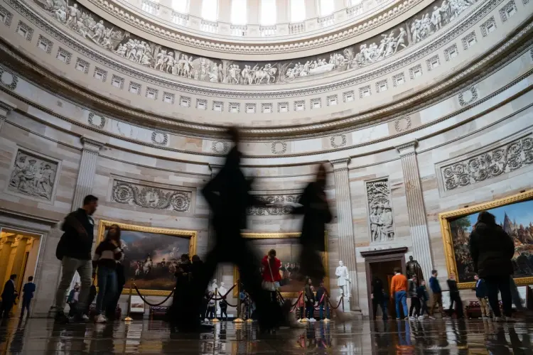 Du khách tham quan US Capitol Ảnh: Eric Lee/Bloomberg