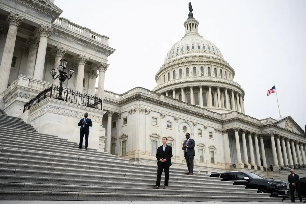 Lực lượng an ninh trong một cuộc họp báo bên ngoài Điện Capitol ở Washington, DC, ngày 30 tháng 9. Hình ảnh: Graeme Sloan/Bloomberg 
