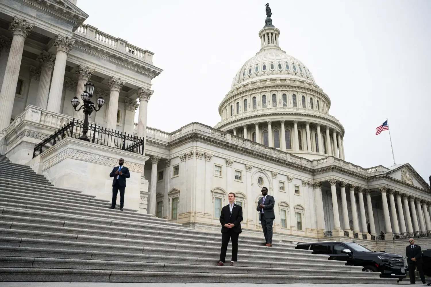 Hợp đồng tương lai Mỹ giảm khi Washington tiến gần nguy cơ đóng cửa chính phủ
