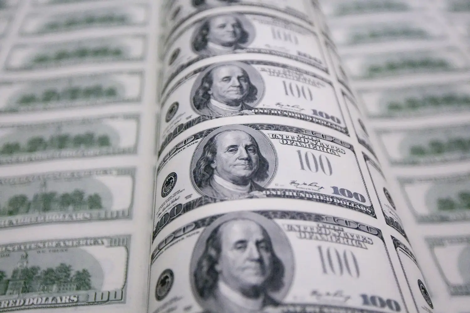 Đồng USD tiếp tục tăng giá, gây áp lực lên giá vàng, dầu thô và các hàng hóa khác