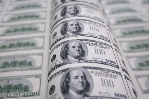 Đồng USD tiếp tục tăng giá, gây áp lực lên giá vàng, dầu thô và các hàng hóa khác